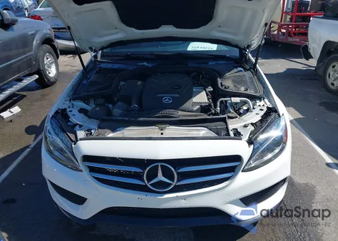 2018 Mercedes-Benz C 300 z USA, uszkodzony, nr VIN 55SWF4JB0JU240814